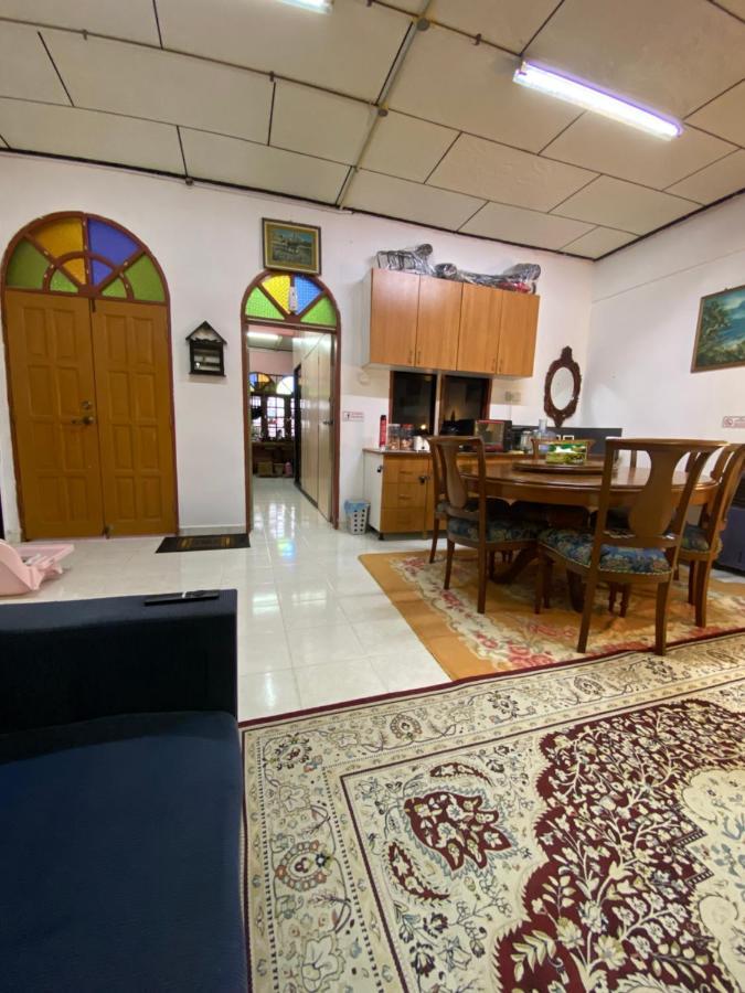 Aryaty Stay Pantai Batu Buruk Куала-Тренгану Экстерьер фото